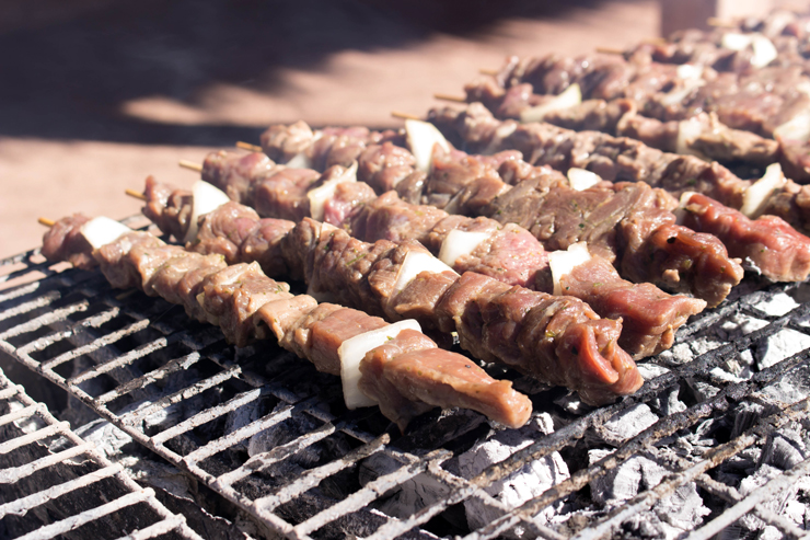 Espeto de lhama: animal muito respeitado pelos locais no Atacama, apenas os machos são abatidos e tudo deles é consumido.
