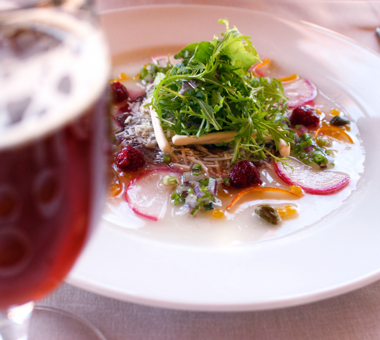 Cerveja artesanal chilena Kross e carpaccio de avestruz no almoço à la carte do hotel Alto Atacama
