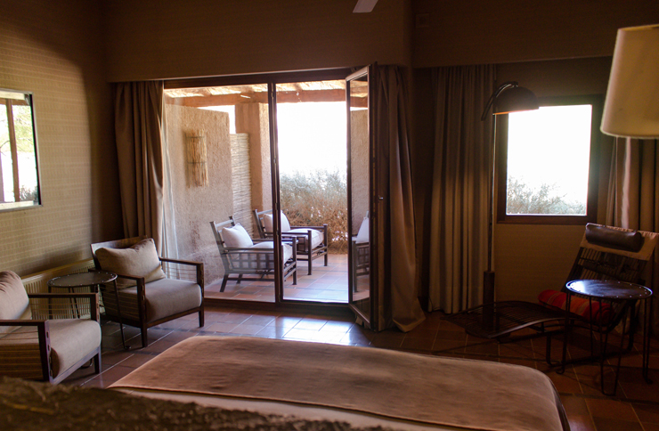 Quarto do hotel Alto Atacama: amplo, belamente decorado e com um pátio que provoca relaxamento...