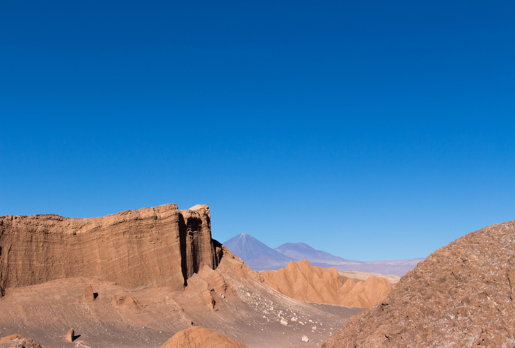 Mais deslumbramento: Vale da Lua. No meio, o vulcão Likankabur. Ao fundo, altiplano.