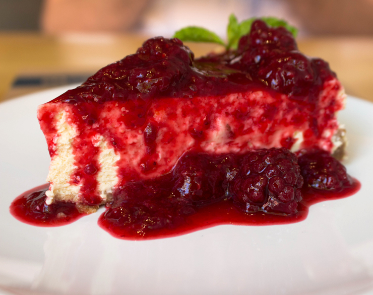 Bom Cheesecake NYC Style do Blue Sandwich Market: com geleia de morango ou frutas vermelhas