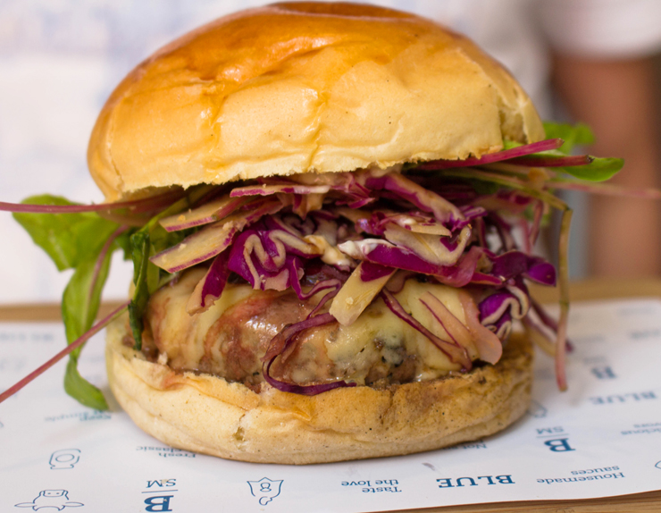 Blue Burger: Blue (burger, queijo cabocó, folhas de beterraba, repolho roxo, redução de vinho tinto e maionese da casa