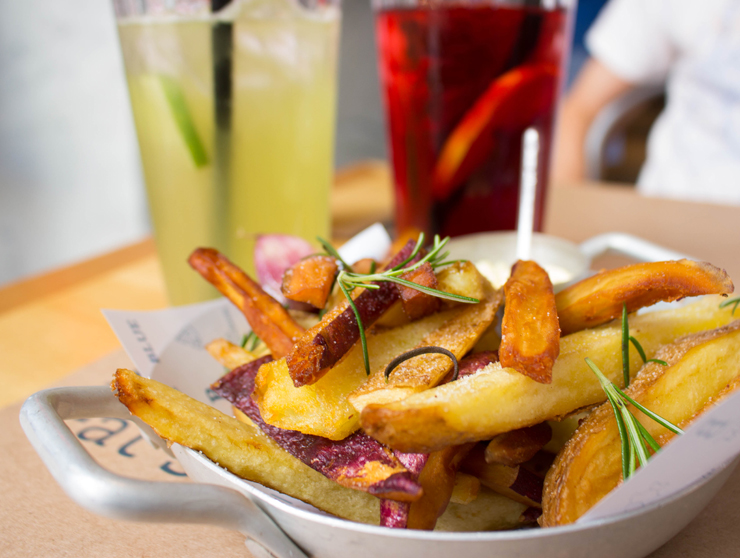 Ótimas fritas rústicas (batatas doce e inglesa) com chás de hibisco e capim cidreira