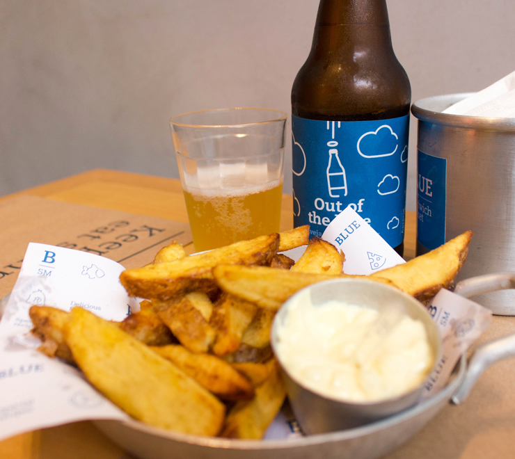 Fritas com maionese da casa e a cerveja Out of Blue, feita pela Cervejaria Dádiva para a lanchonete