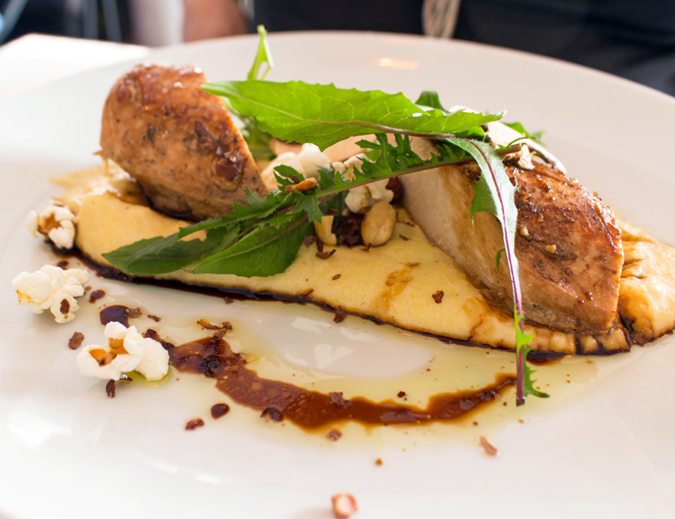 Peito de frango, polenta cremosa e pipoca do Esther Rooftop