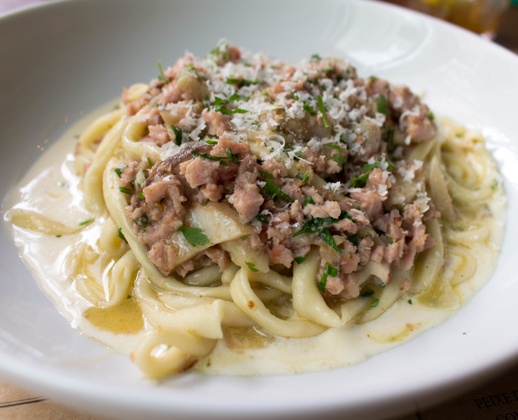 Ótimo prato do Modern Mamma Osteria: Pici com ragu de linguiça, cogumelo porcini e creme de Grana Padano (R$ 55) 