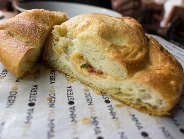 Assada na hora do pedido, a focaccia napoletana do Modern Mamma Osteria tem massa de longa fermentação