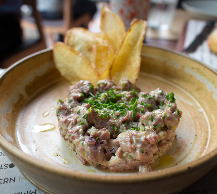 Entrada do novo Modern Mamma Osteria: carne cruda com batata chips (R$ 33)