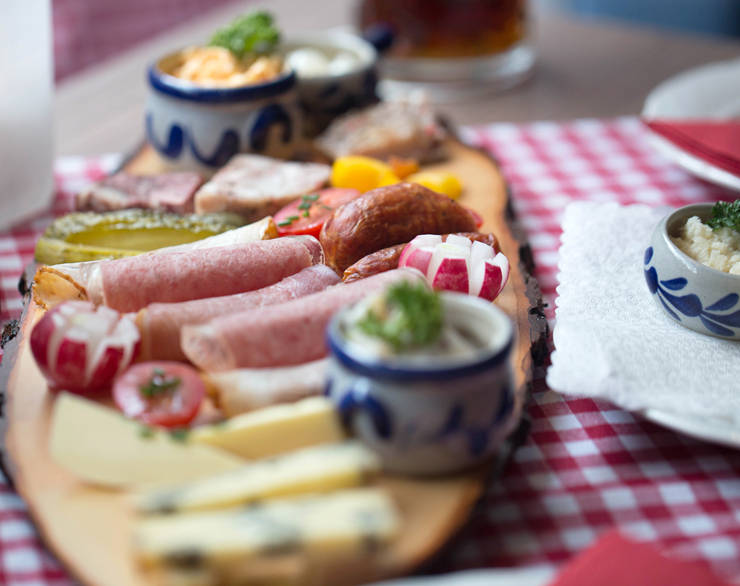 Café da manhã Franconian Style no Etzerdla: embutidos de porco, gordura de porco com bacon, queijos e cerveja . Tudo proveniente de pequenos produtores locais.