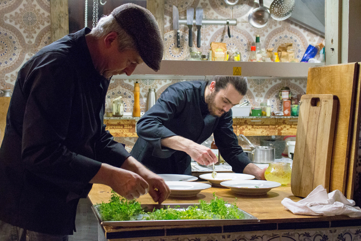 chef Dieter Wittmann no seu sensacional Dürrer Hase: ingredientes locais e sazonais, de uma forma criativa e cheia de técnica. As ervas acabaram de chegar do fornecedor, coletadas na floresta. Truta do rio limpíssimo, linguiça de porco criado solto. Que prato, que restaurante! 