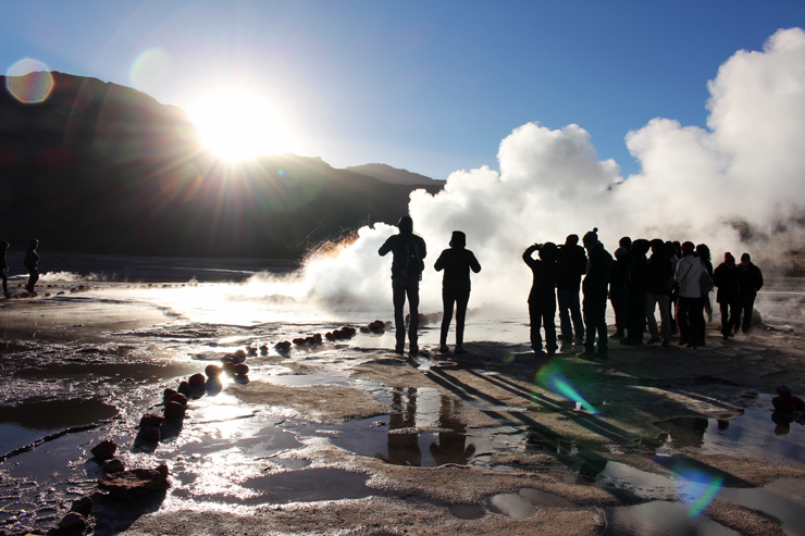 Geisers! Acordamos às 5 da manhã, subimos a mais de 4300 metros e encaramos -1 grau de temperatura. Faria isso mais cem vezes. Atacama, seu estonteante. Estar aqui é sentir como somos passageiros, ínfimos perante a natureza e os milhões de anos que moldam nosso planeta.