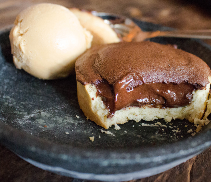 Torta morna de chocolate amargo e sorvete de caramelo: uma das poucas e boas sobremesas do Teus