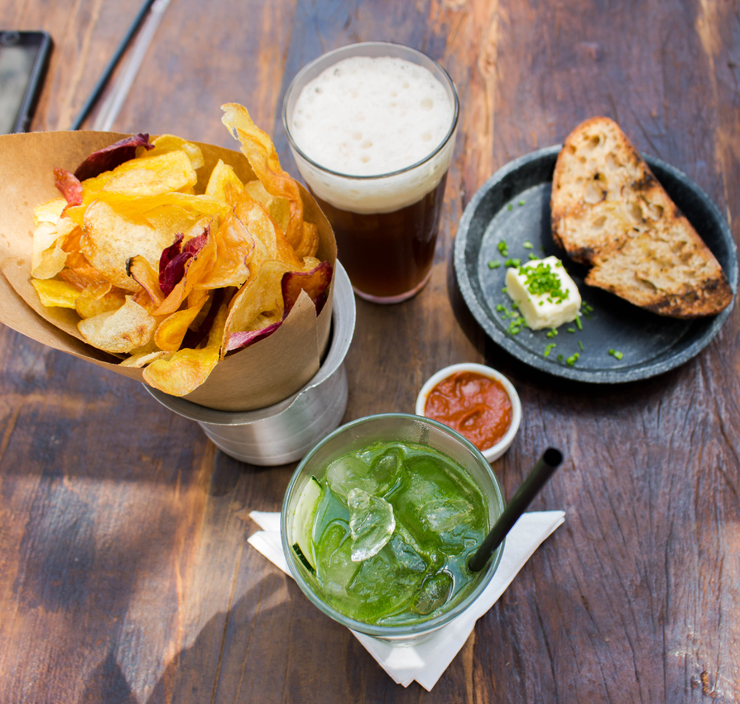 À espera do prato principal: chips de raízes, chá gelado, o ótimo pão da casa que faz parte do menu executivo e o drinque Do Verde