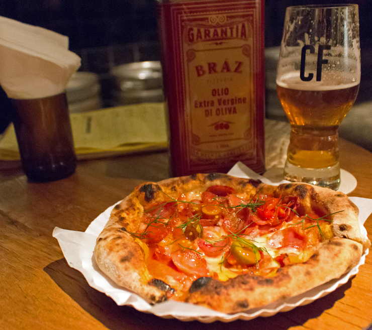 Pizza brotinho da Bráz e chope Wäls no novo bar Câmara Fria, em Moema