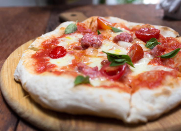 Pizzeta Contadina do novo Due: massa de pizza de fermentação longa com tomate, fior di latte, majericão e linguiça caseira 