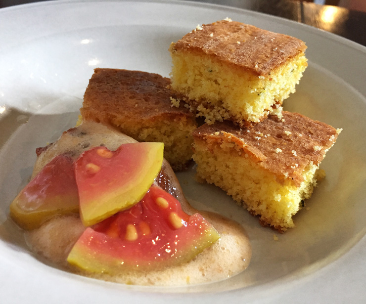 Bolo de fubá com goiabada cremosa e espuma de goiaba