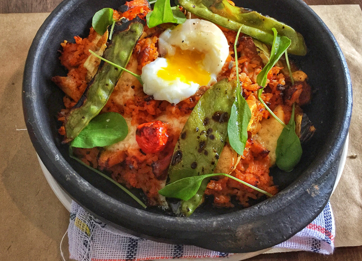 O novo Hospedaria, na Mooca, pretende exatamente isso: servir comida dos imigrantes italianos em São Paulo. Risoto com arroz brasileiro (ou você acha que eles encontravam arbório por aqui?!). Frango a passarinho. Maltagliati. Pão de torresmo. E couvert com chuchação livre. Risoto do Imigrante: arroz agulhinha, pedaços bem suculentos de frango, carne de porco, legumes orgânicos da estação, ovo melo e queijo meia cura derretido 