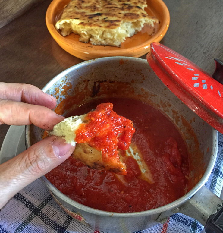 Couvert do novo Hospedaria, cujo menu se inspira na comida dos imigrantes italianos em São Paulo: molho de tomate e focaccia, pra chuchar