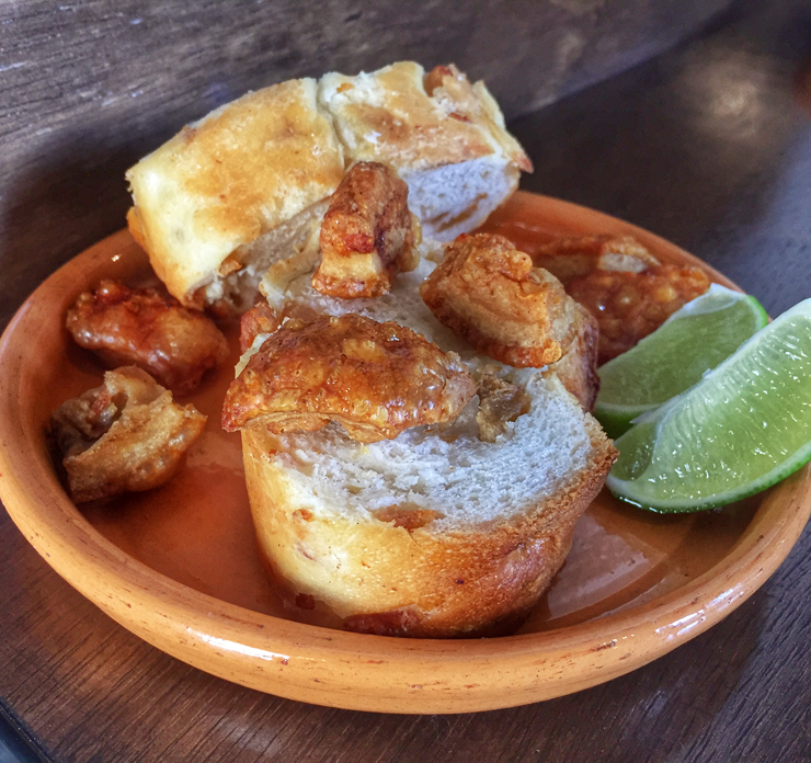 Pão de torresmo: petisco do novo Hospedaria, na Mooca