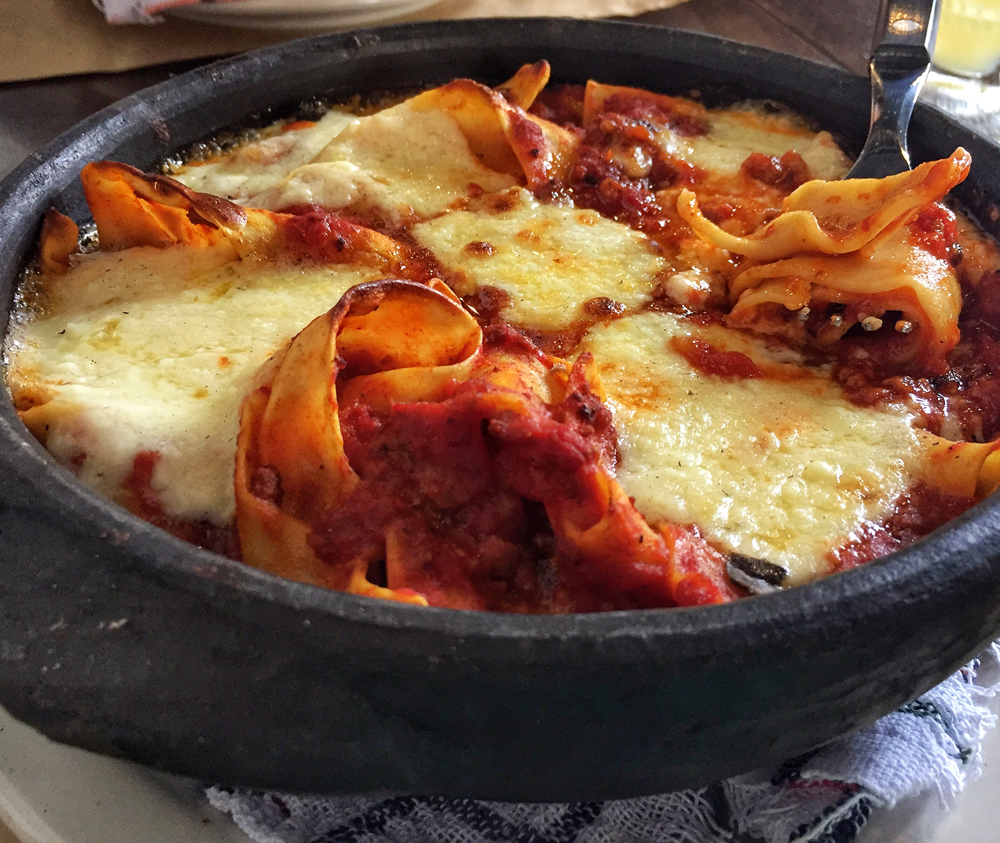 Maltagliati com bolonesa de carne e porco e queijo meia cura, finalizado no forno a lenha: prato do Hospedaria, na Mooca