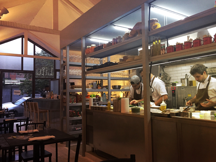 Salão do novo Lilu, do chef André Mifano: cozinha e salão são um a extensão do outro