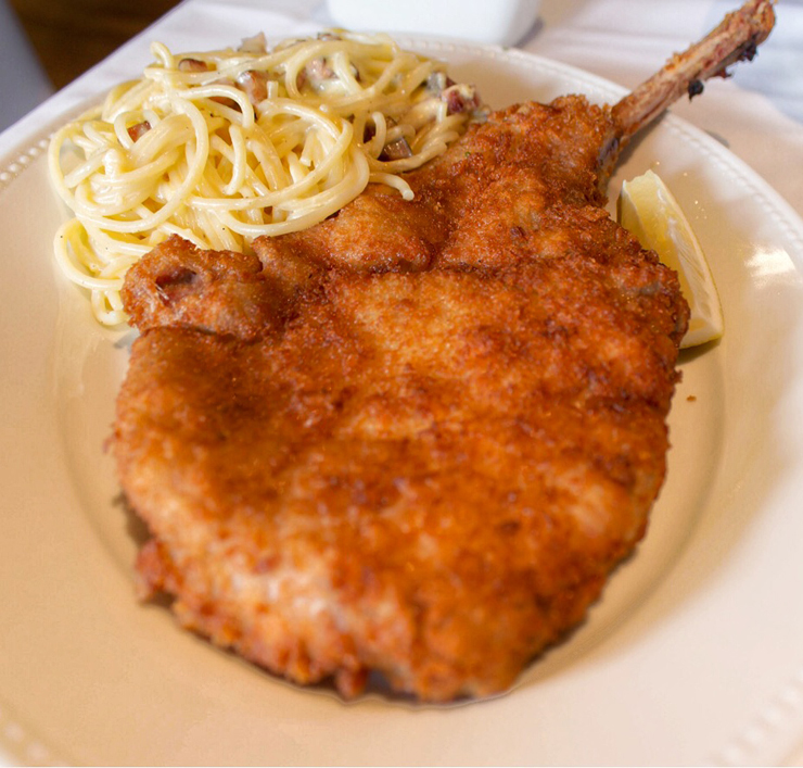 O imenso e tenro milanesa de porco do Casa Ravioli - geralmente servido com batatas, é possível trocar o acompanhamento. Aqui, com carbonara.