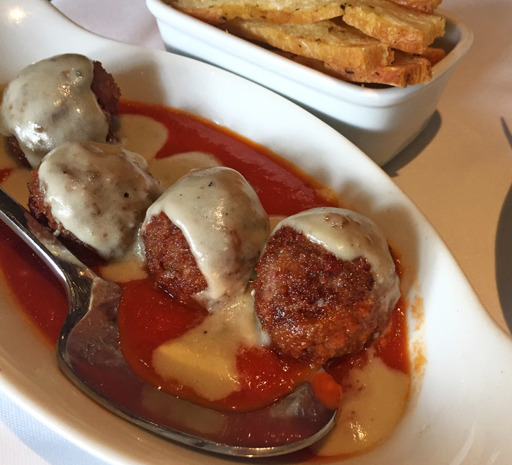 Opção de entrada do Casa Ravioli: Polpettine (de vitelo, lombo e mortadela) alla pizzaiola