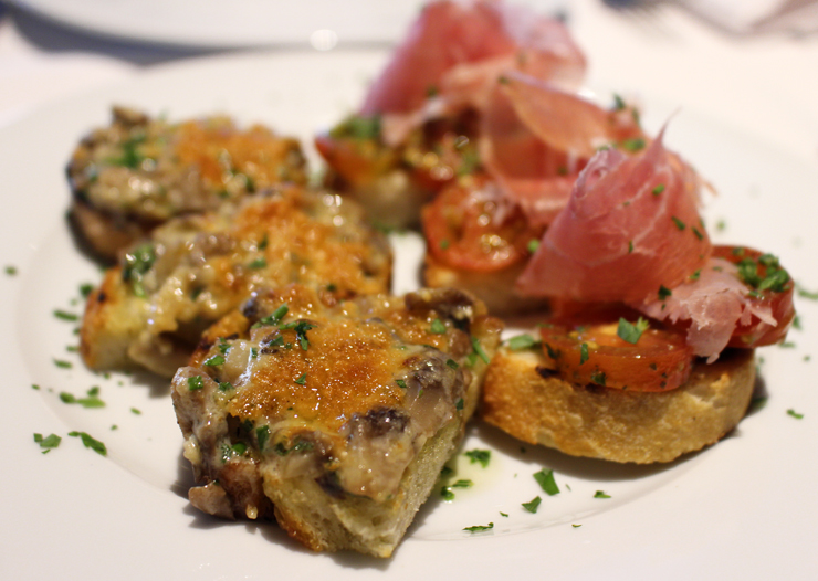 Porção de bruschettas de cogumelos e de tomate com parma do Casa Ravioli