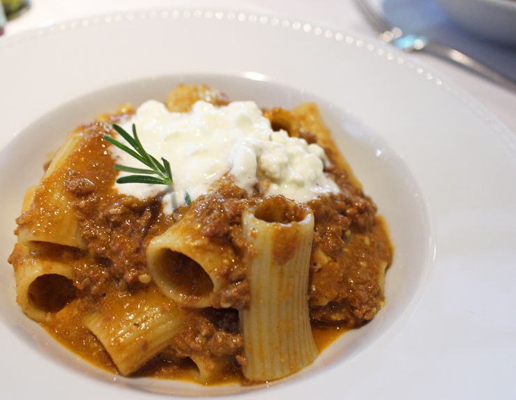 Rigatoni à bolonhesa com burrata do Casa Ravioli: bem temperado, cremoso e equilibrado