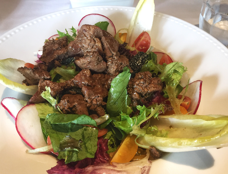 Sensacional salada com fígado de galinha caipira do Casa Ravioli