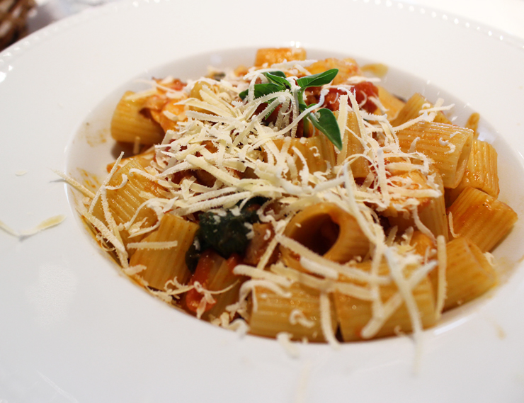 Mezze Maniche (espécie de rigatoni) à matriciana e lulas do novo Casa Ravioli, em Pinheiros