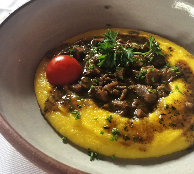 Polenta cremosa com ragu de cordeiro do Des Cucina: excelente