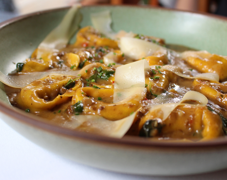 Tortelli de vitelo com molho de funghi porcini e lascas de grana padano do Des Cucina: impossível não usar a boa focaccia do couvert para "limpar o prato"