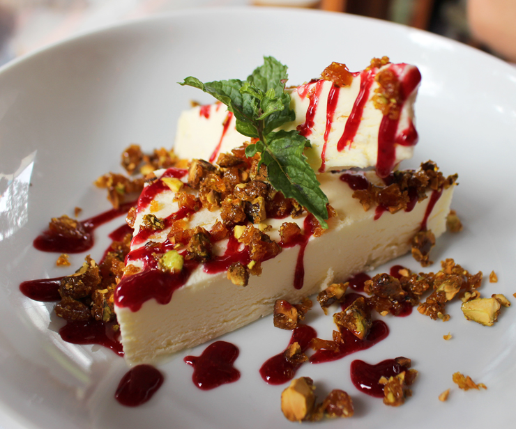 Semifreddo de mascarpone com pistaches caramelizados do Des Cucina, em Perdizes