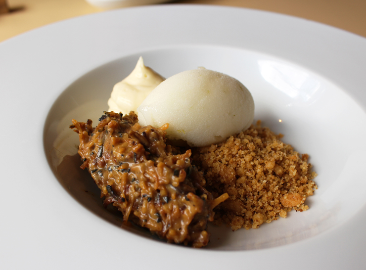 Cocada preta servida com as raspas caramelizadas do fundo do tacho, farofa de coco, mousse de coco com cachaça e sorbet de dois limões