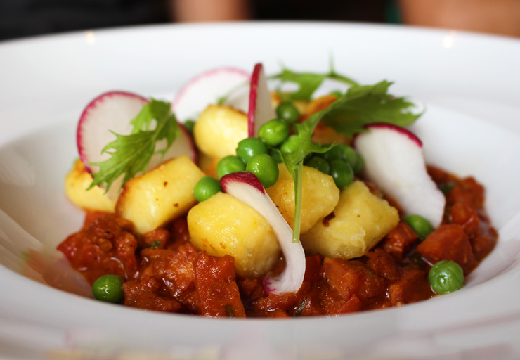 Nhoque de mandioca com ragu de linguiça artesanal e vegetais do menu executivo do Esquina Mocotó, servido a R$ 49,90