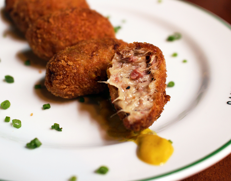 Excelentes croquetes de pastrami da nova lanchonete Sandoui