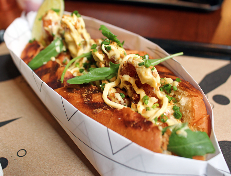 O Nautilus - da Sandoui - une camarões empanados e fritos, maionese de wasabi e rúcula no pão de hot dog 