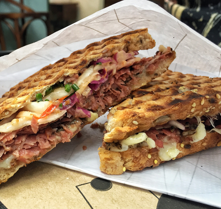 O sanduba de pastrami do Sandoui: bom pão multigrãos, emental e coleslaw 