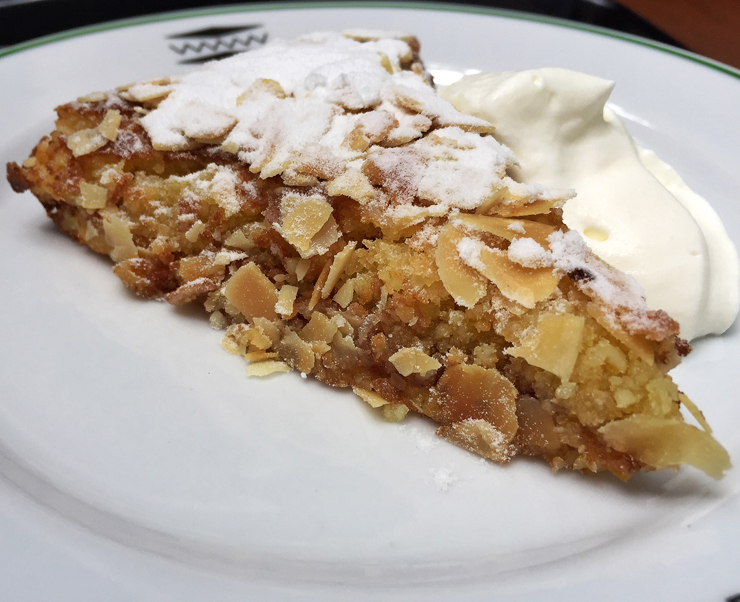 Bolo de amêndoas com geleia de laranja e chantilly (R$ 19) da Sandoui