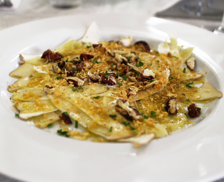 Fatias de cogumelos eryngui crus, salpicadas por amêndoas e avelãs torradas, pecorino ralado e bom azeite de oliva: lindeza do menu do Capivara 